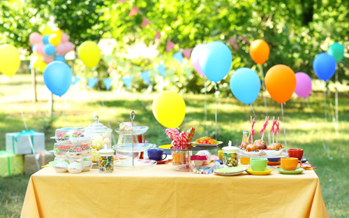 Tischdekoration Muttertag: Bunte Luftballons mit Helium